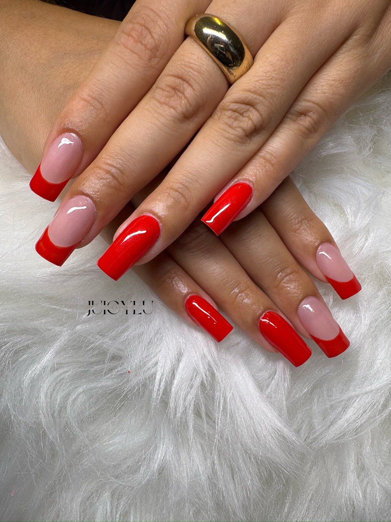 Rote Gelnägel mit French Design
