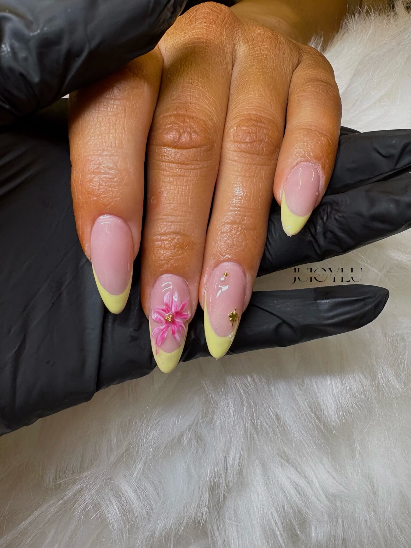 Gelbe French Gelnägel mit handgemaltem Blumenmotiv