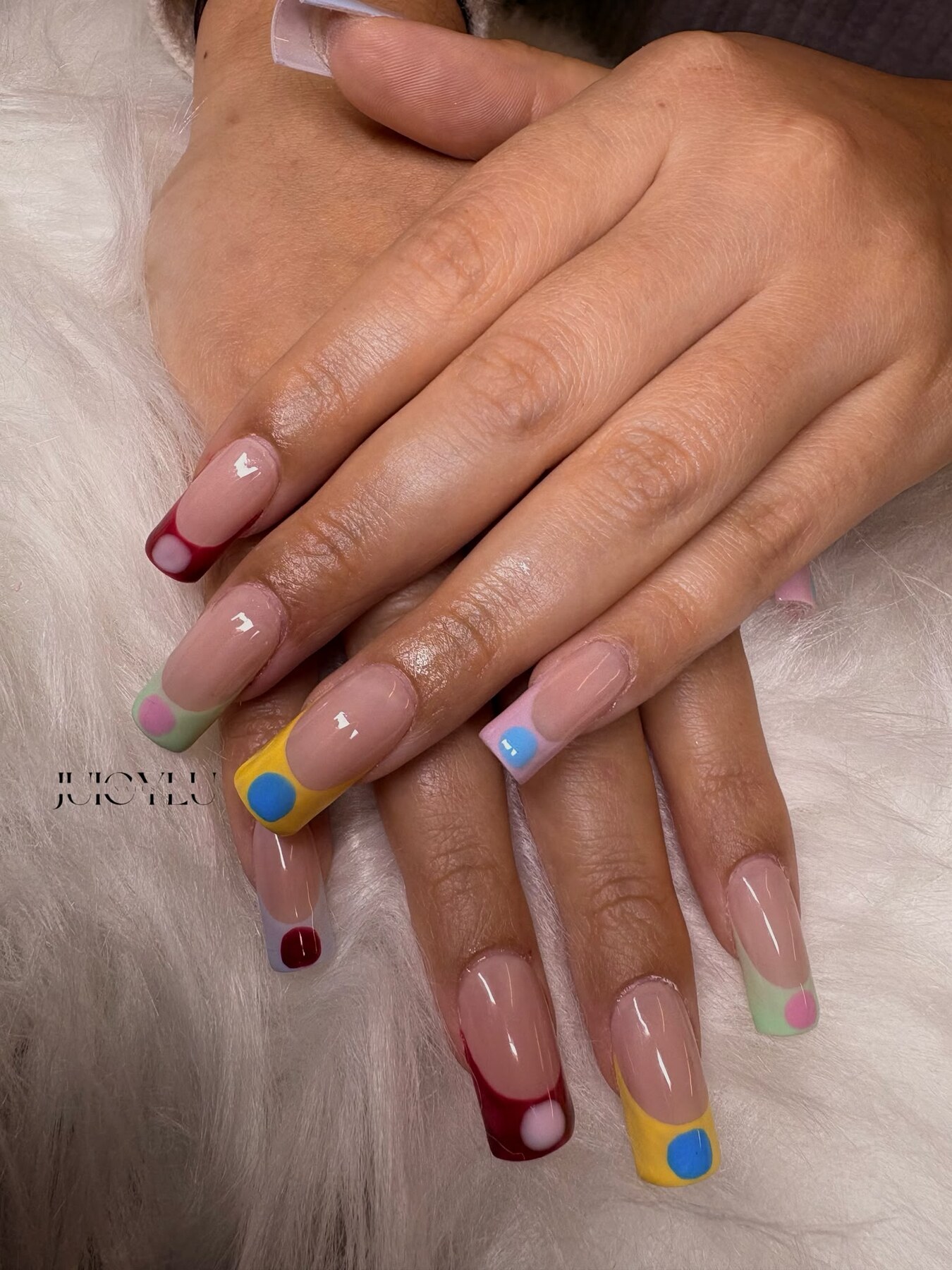 Bunte Gelnägel mit grafischem French Design