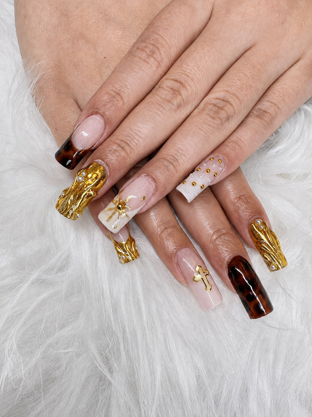 Ausgefallene Gelnägel mit Gold-, Kristall- und Schildpatt-Details