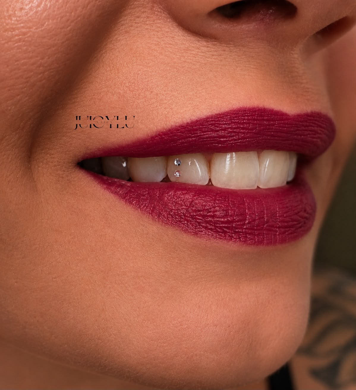 Zwei Tooth Gems mit burgunderrotem Lippenlook